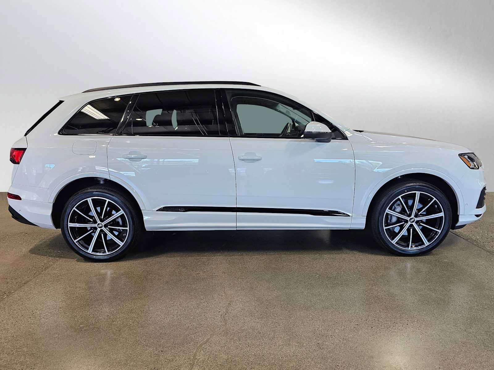 Used 2023 Audi Q7 3.0T Premium Plus w/ Premium Plus Package AWD/4WD image 2