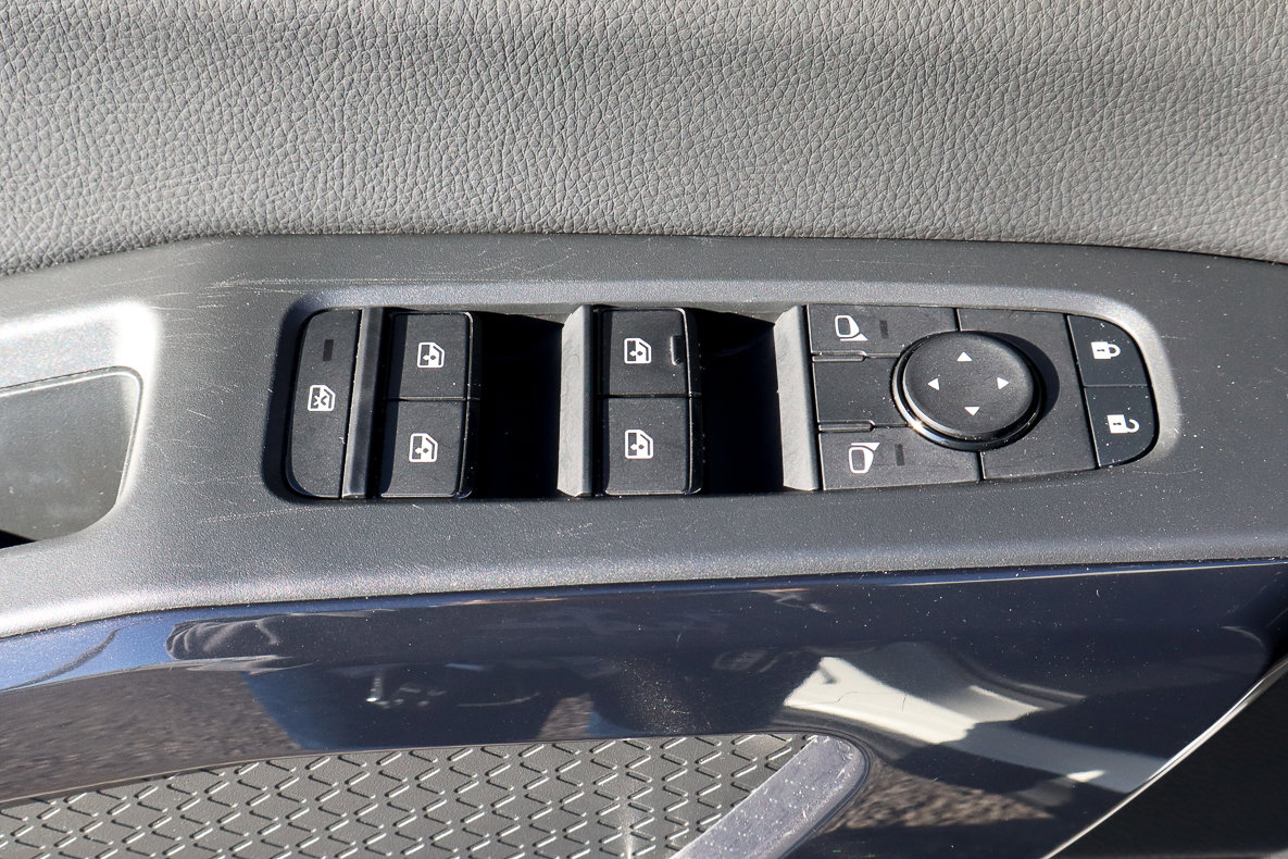 Used 2025 Nissan Pathfinder SV image 14