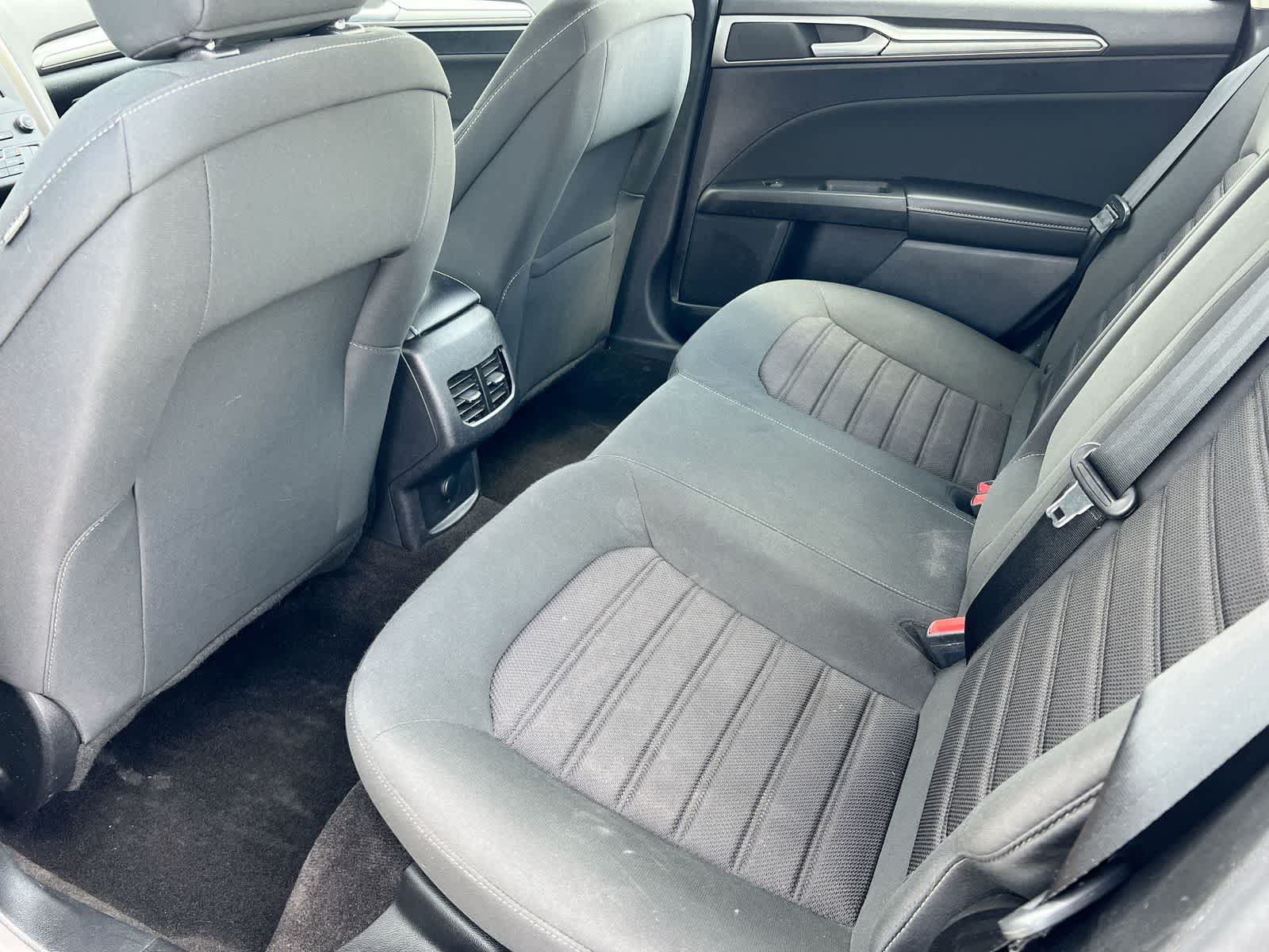 Used 2020 Ford Fusion SE FWD image 18