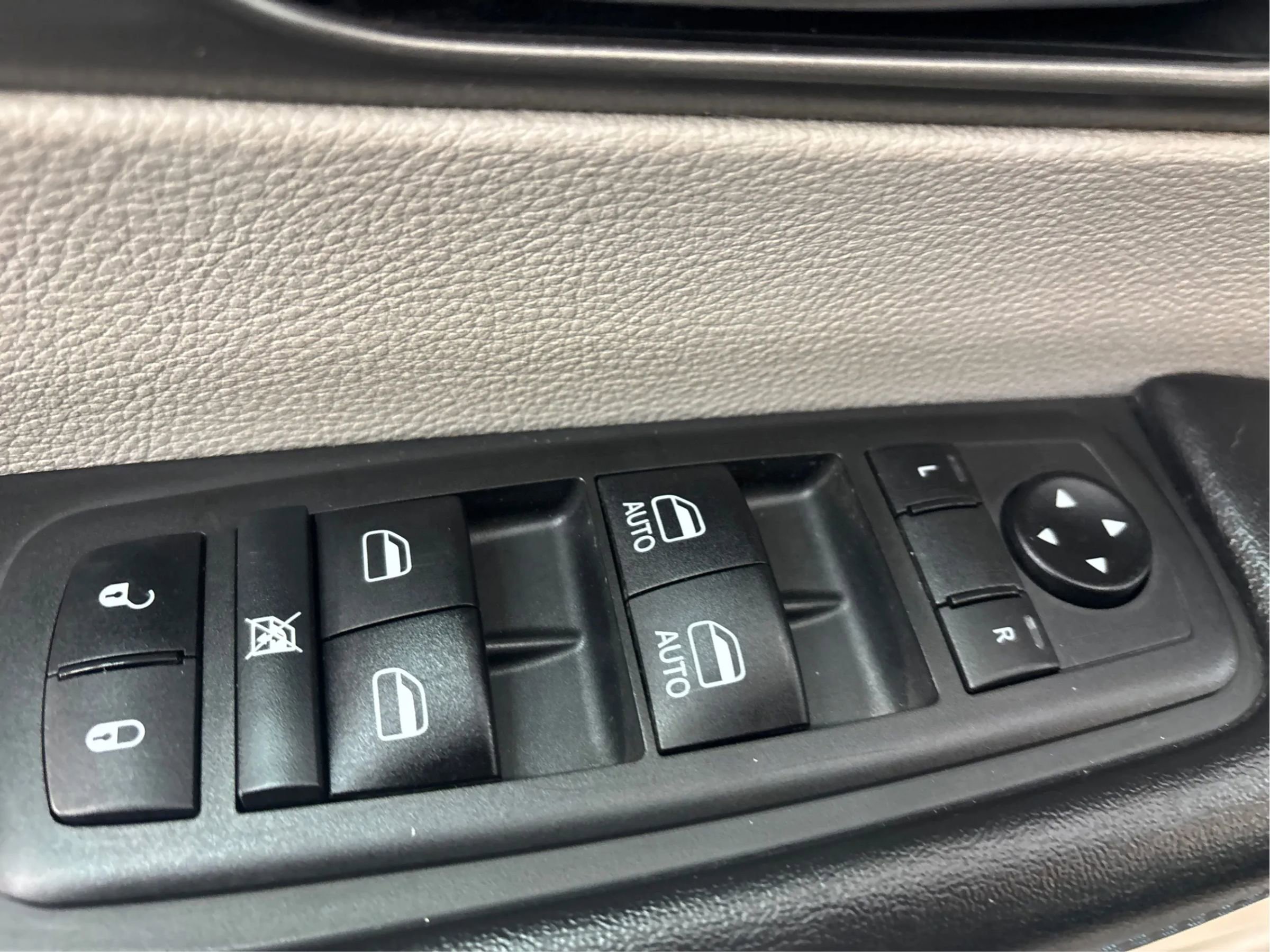 Used 2021 Chrysler Pacifica Touring-L image 38