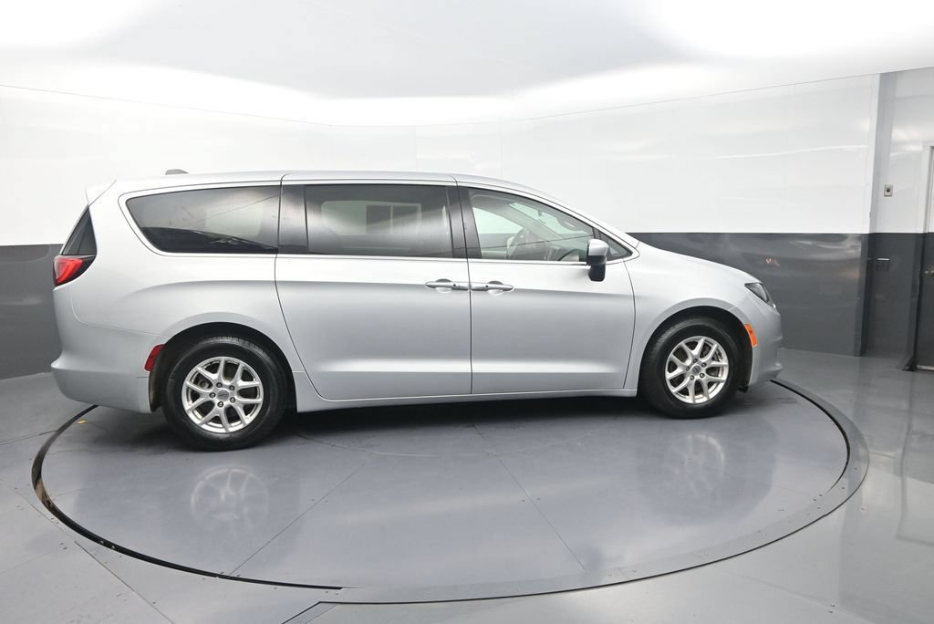 Used 2022 Chrysler Voyager LX FWD image 12