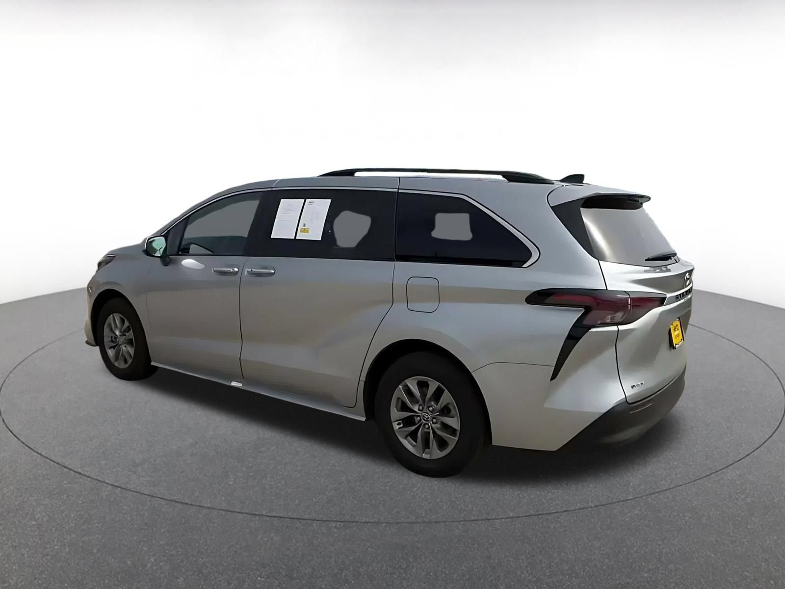Used 2025 Toyota Sienna XLE FWD image 9