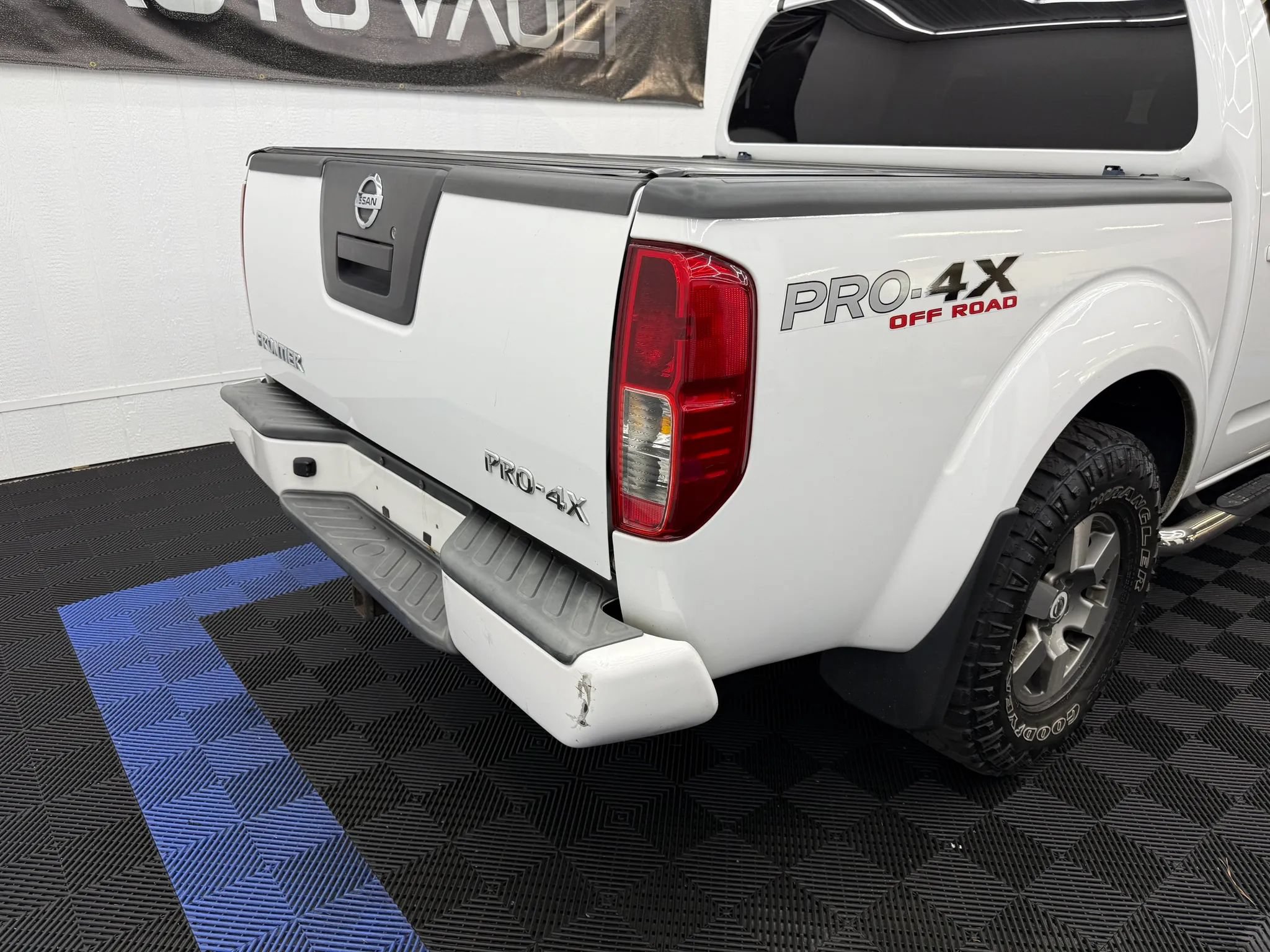 Used 2011 Nissan Frontier PRO-4X w/ Pro-4x Luxury Pkg AWD/4WD image 3