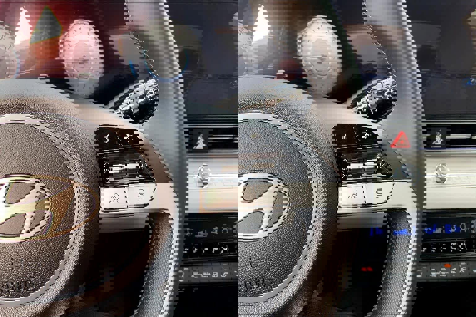 Used 2025 Hyundai Elantra Limited image 24