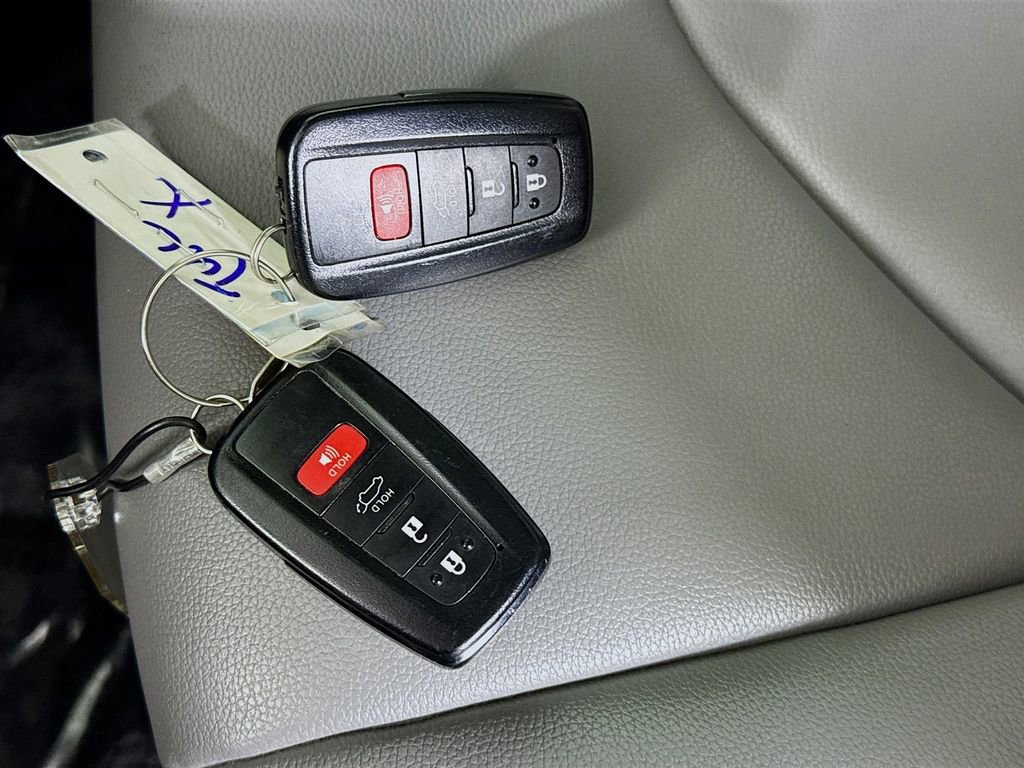 Used 2021 Toyota Highlander XLE image 35