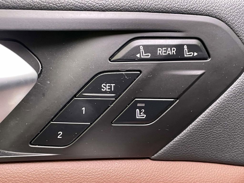 Used 2022 BMW X7 xDrive40i w/ Cold Weather Package AWD/4WD image 32