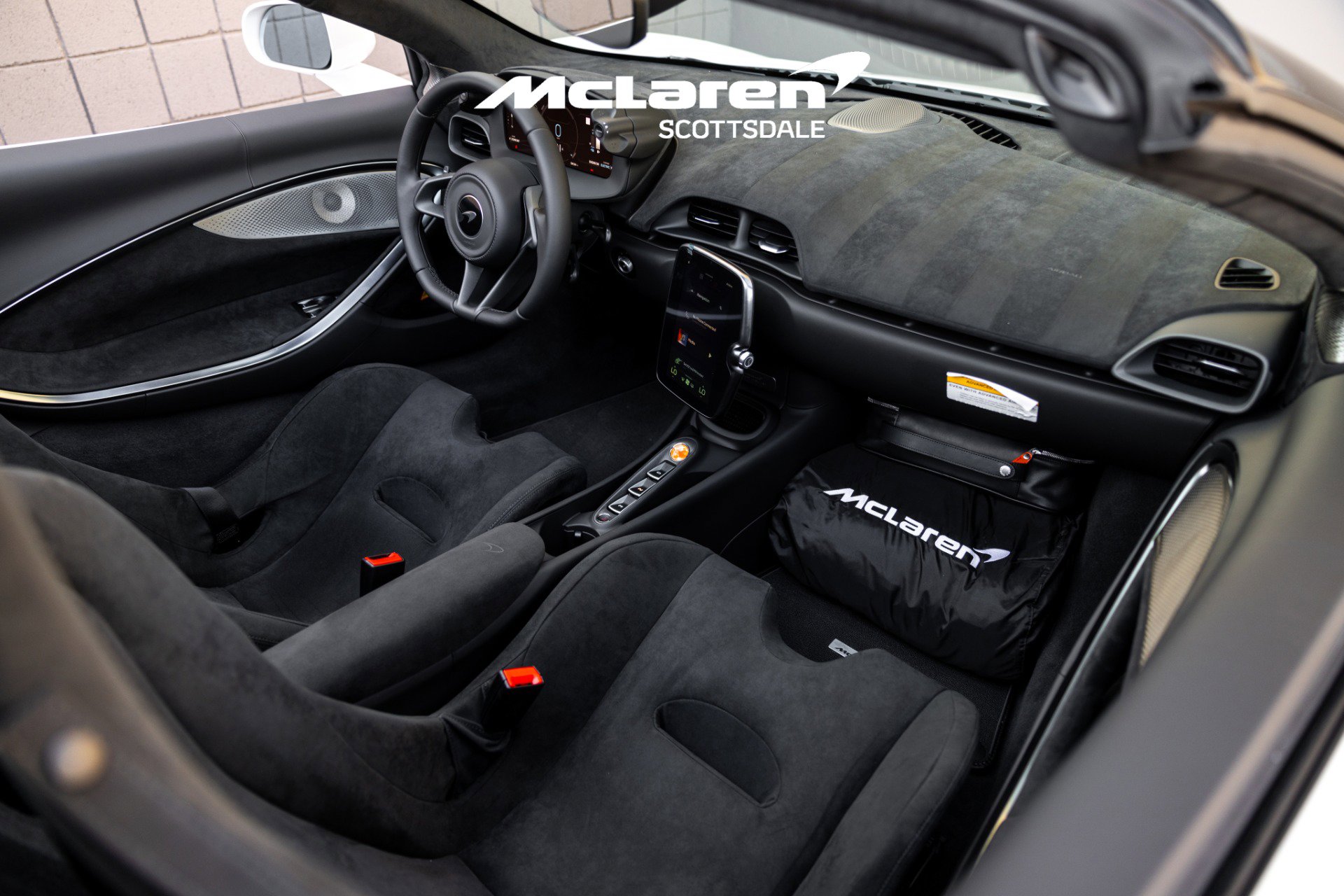 Used 2025 McLaren Artura Spider image 37