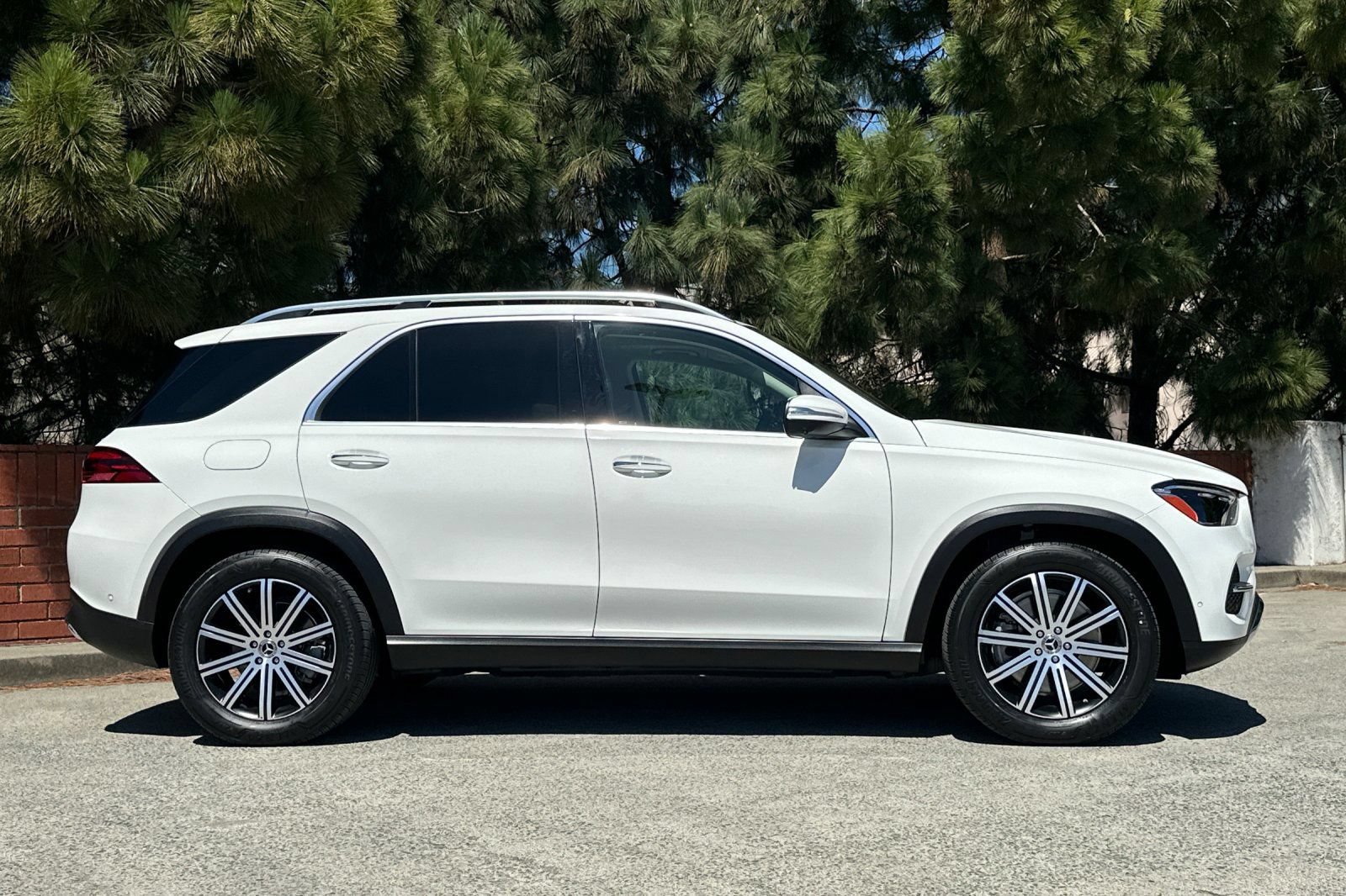 Certified 2025 Mercedes-Benz GLE 450e 4MATIC w/ Winter Package image 4