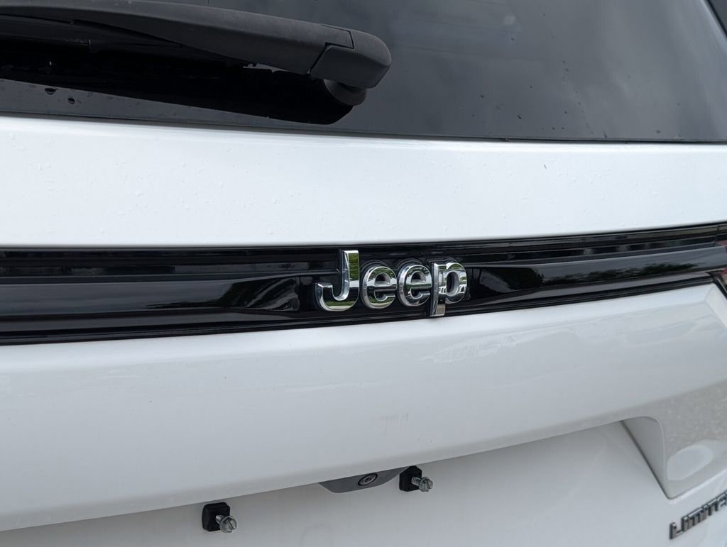 Certified 2023 Jeep Grand Cherokee Limited w/ Trailer Tow Prep Group (B) image 14