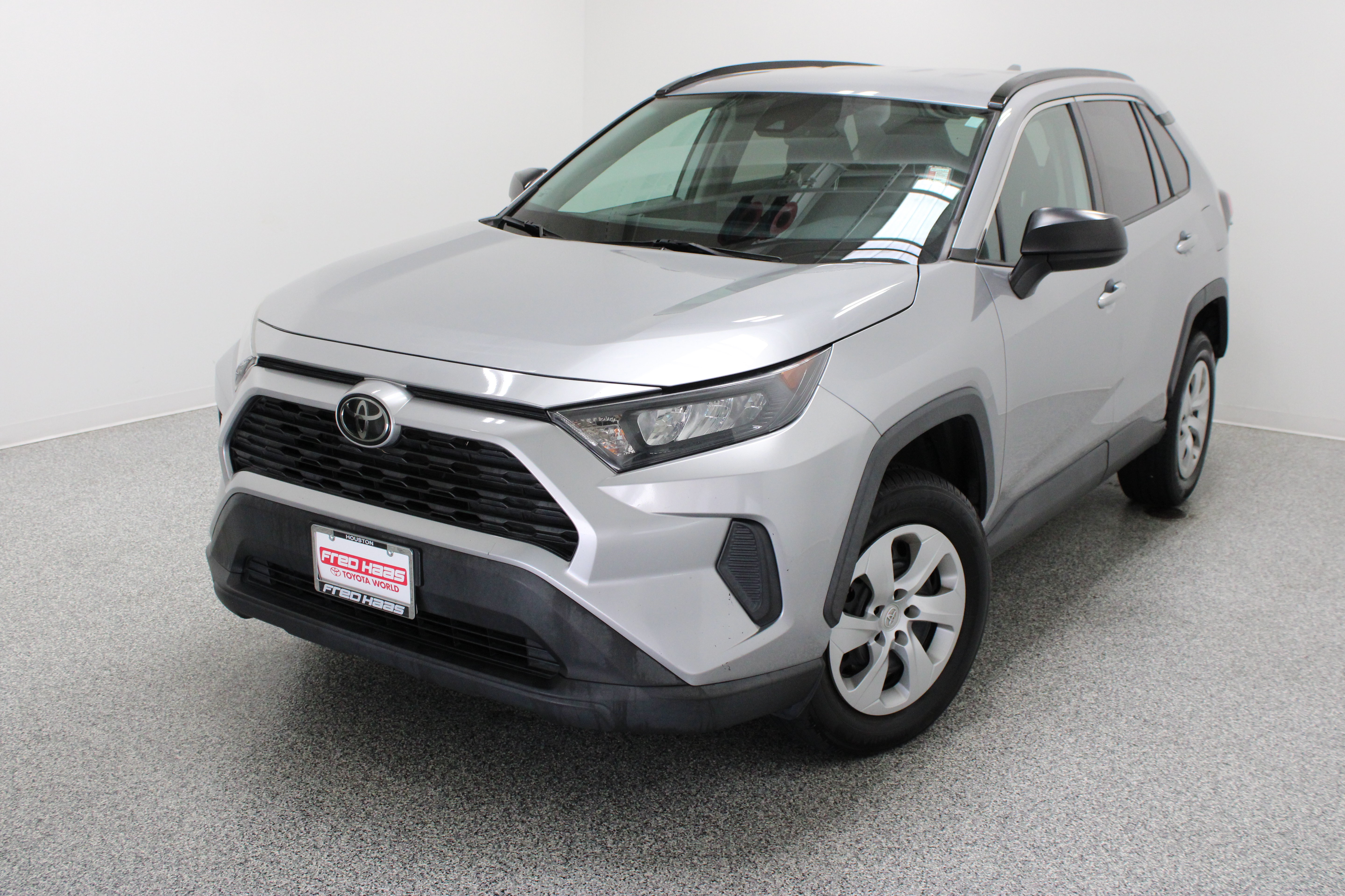 Used 2021 Toyota RAV4 LE FWD image 2