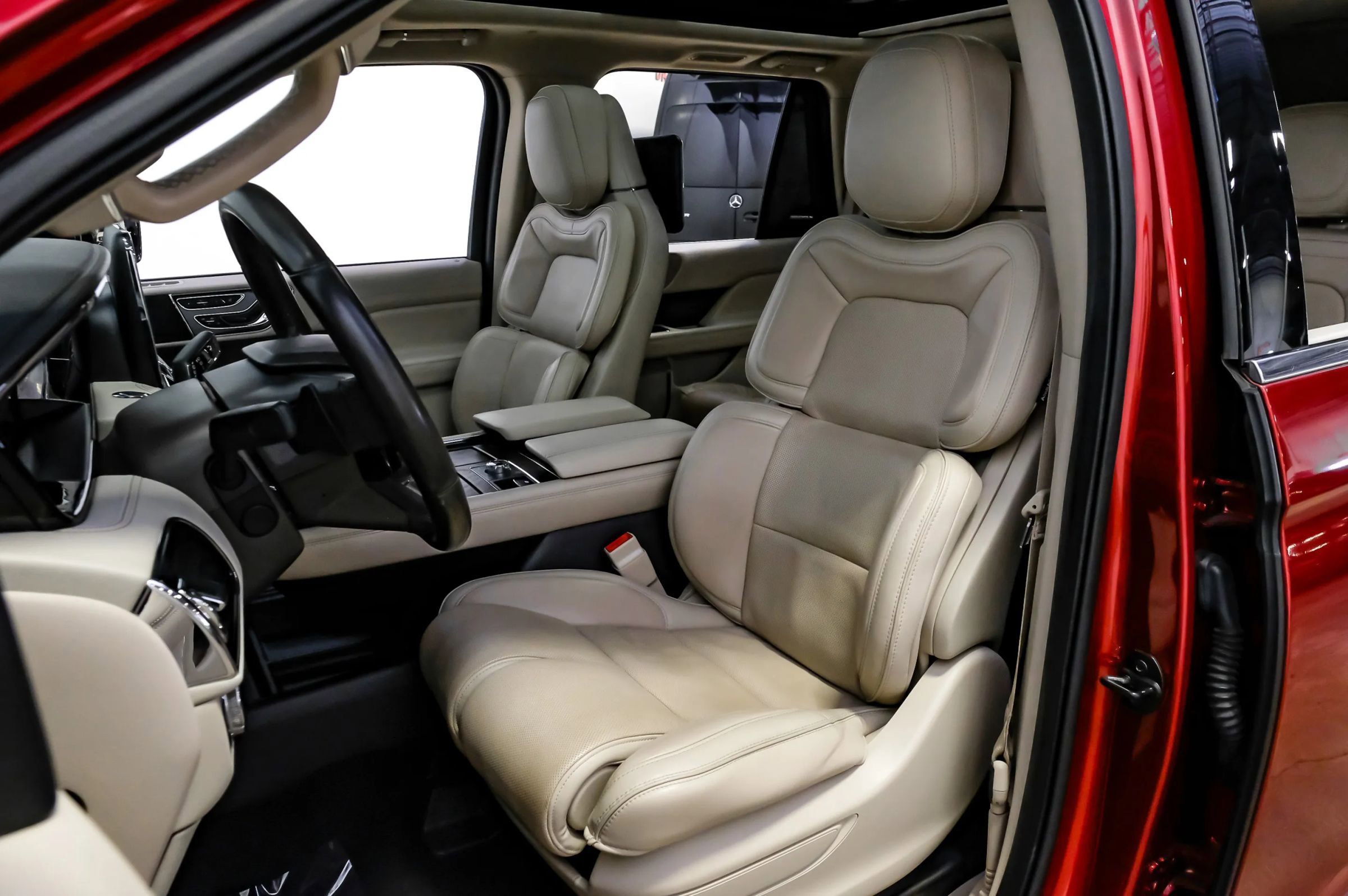 Used 2019 Lincoln Navigator Select image 27