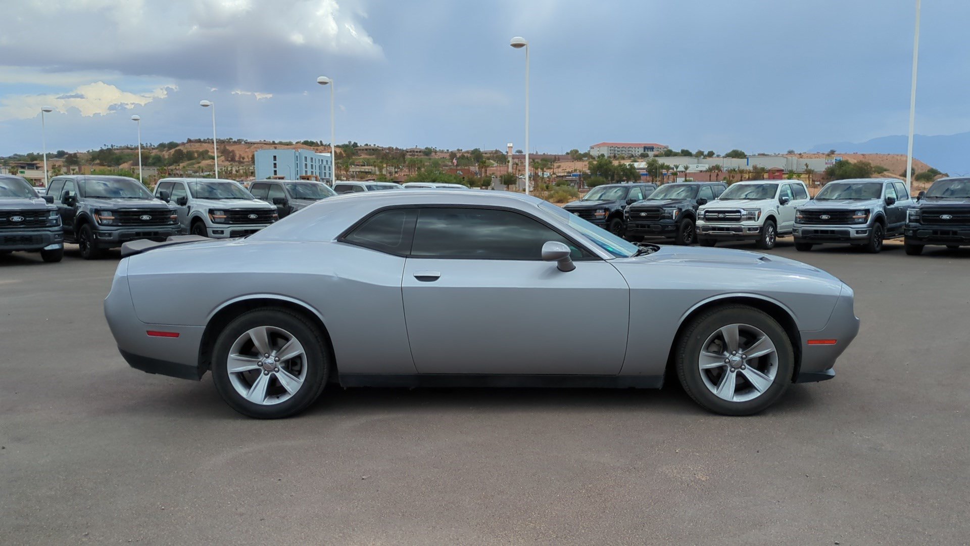 Used 2016 Dodge Challenger SXT RWD image 2