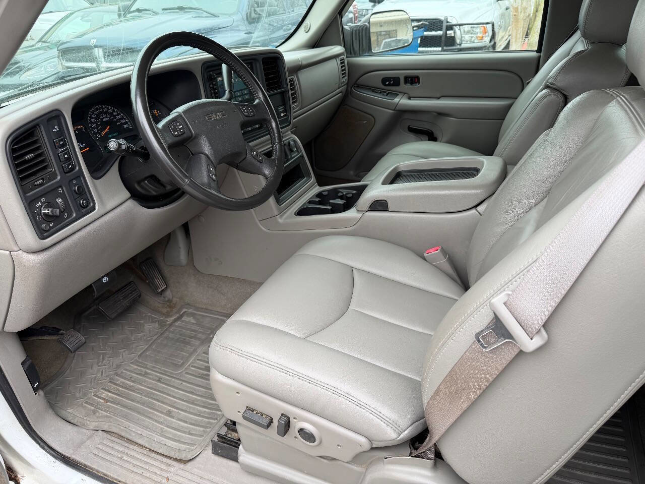 Used 2004 GMC Sierra 3500 SLT w/ Heavy-Duty Power Package image 2