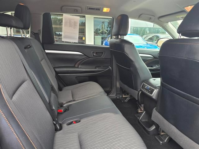 Used 2017 Toyota Highlander Plus AWD/4WD image 18