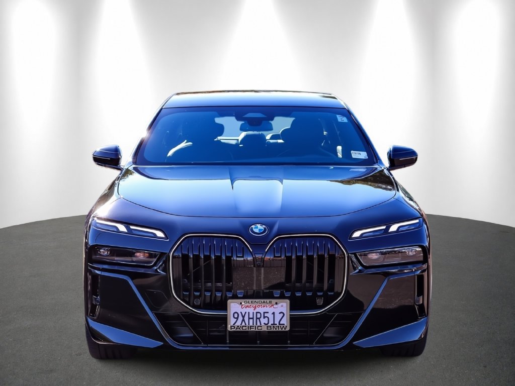 Used 2026 BMW 750e xDrive w/ Premium Package AWD/4WD image 2
