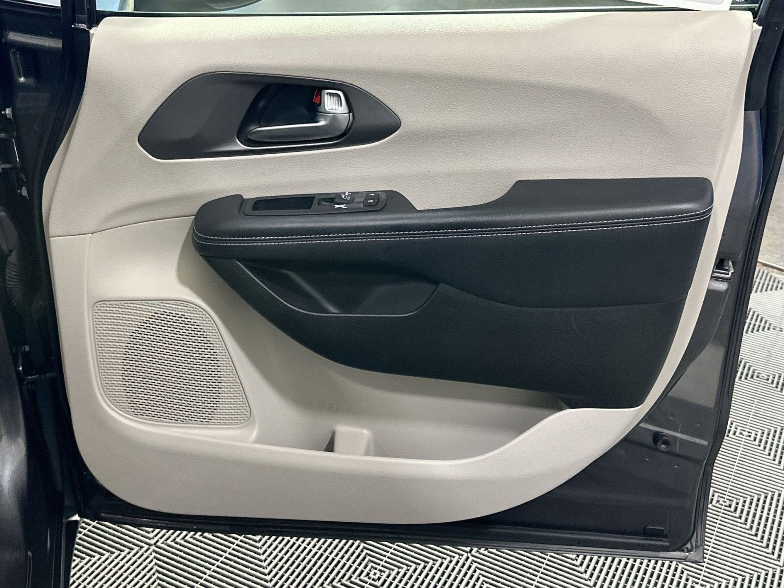 Used 2023 Chrysler Pacifica Touring-L image 38