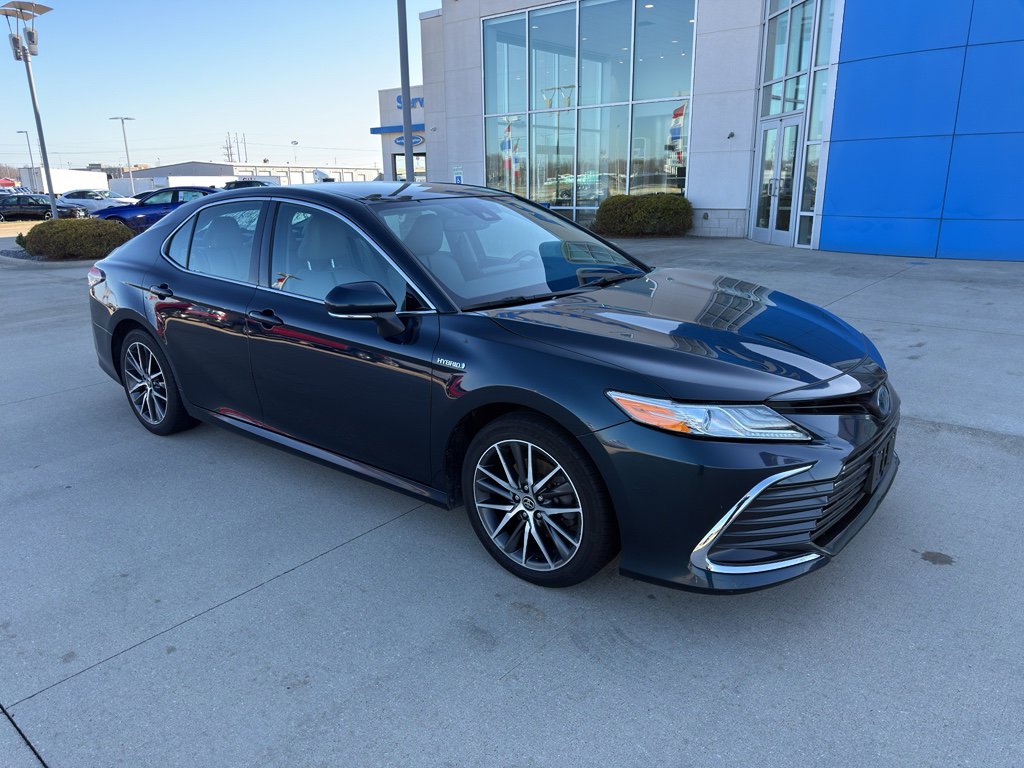 Used 2021 Toyota Camry XLE FWD image 3