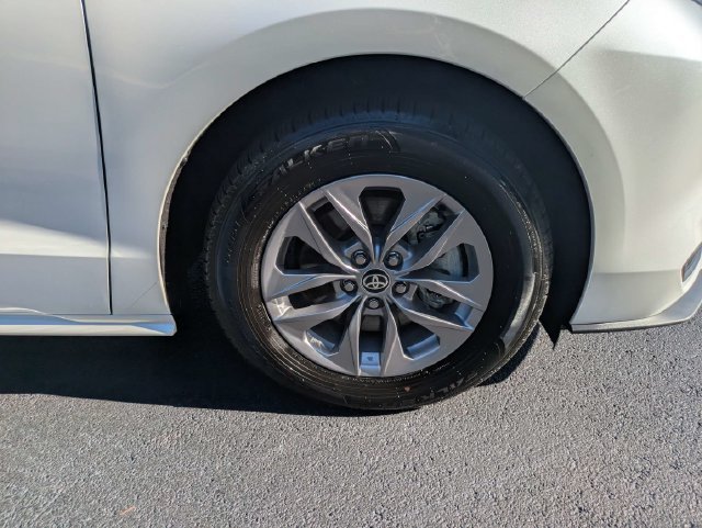 Certified 2026 Toyota Sienna XLE FWD image 13