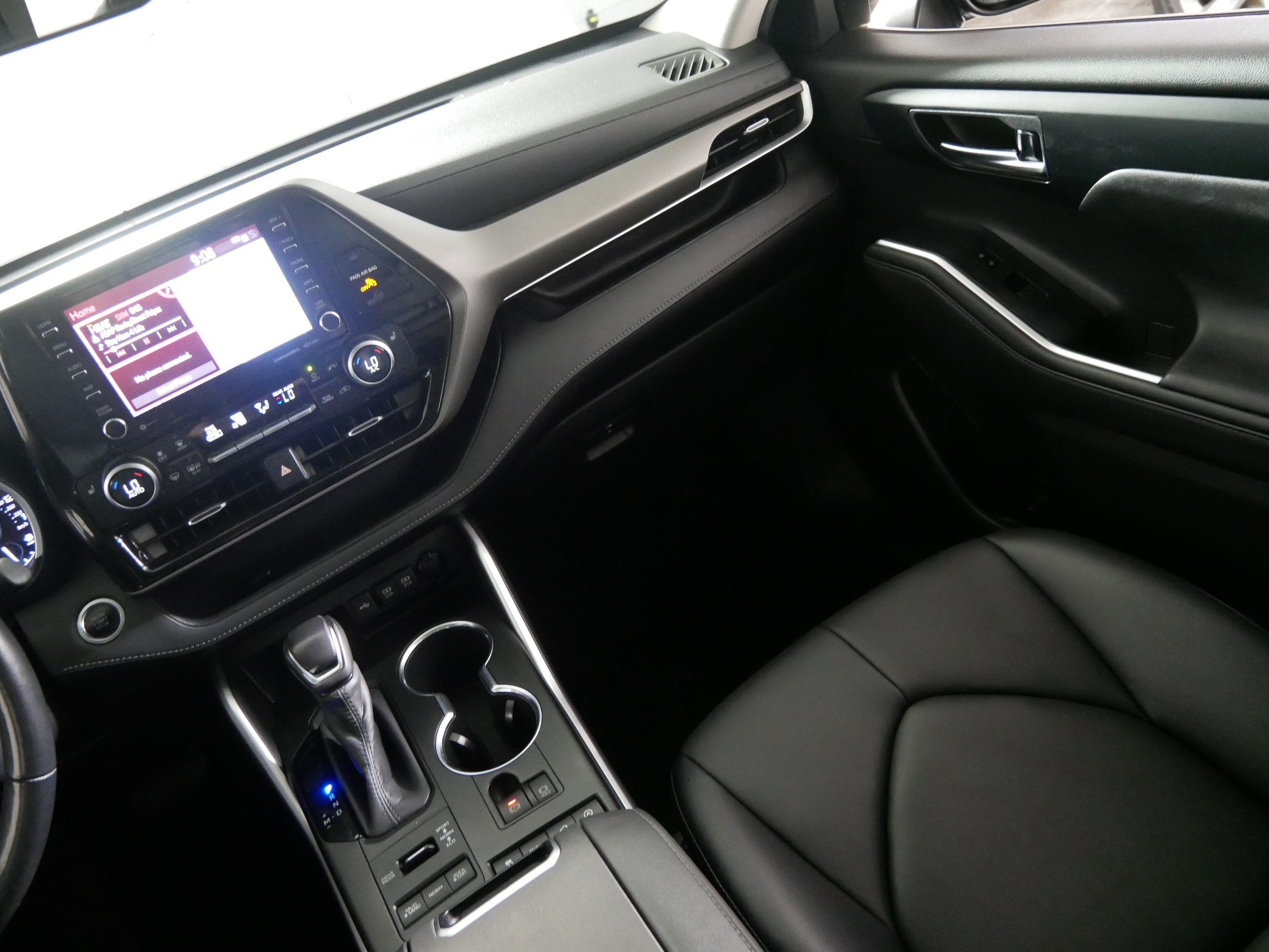 Used 2020 Toyota Highlander XLE AWD/4WD image 11