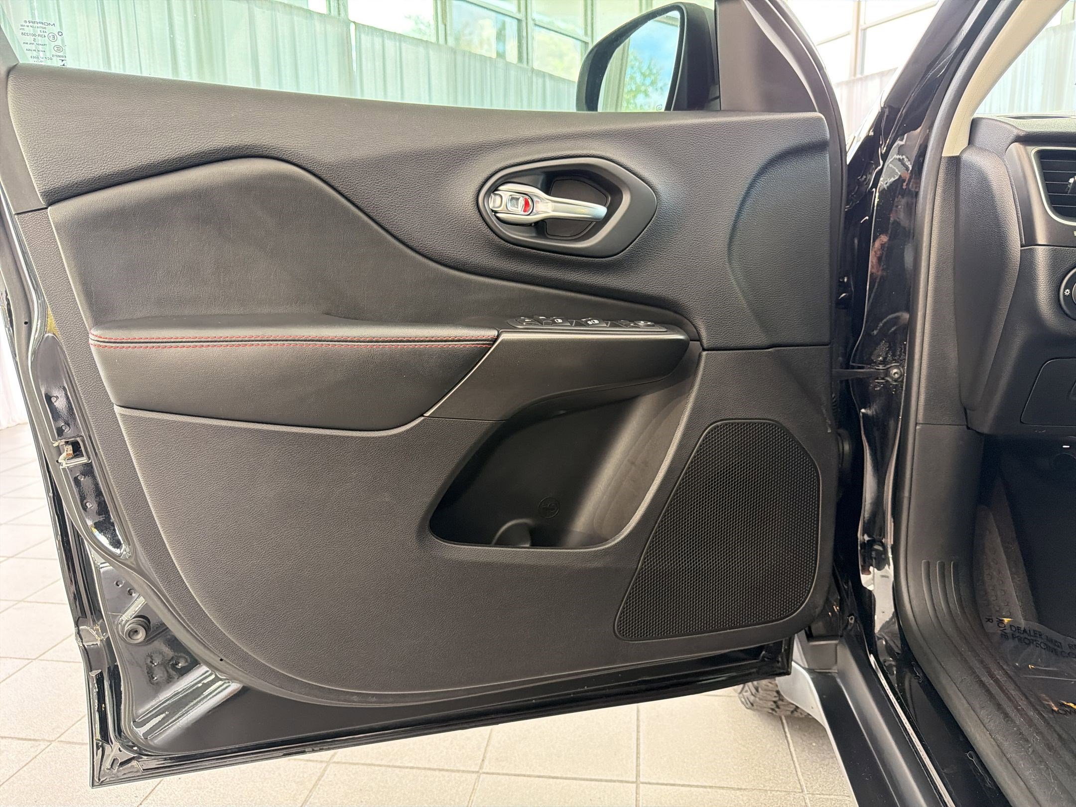 Used 2020 Jeep Cherokee Trailhawk w/ Cold Weather Group AWD/4WD image 20