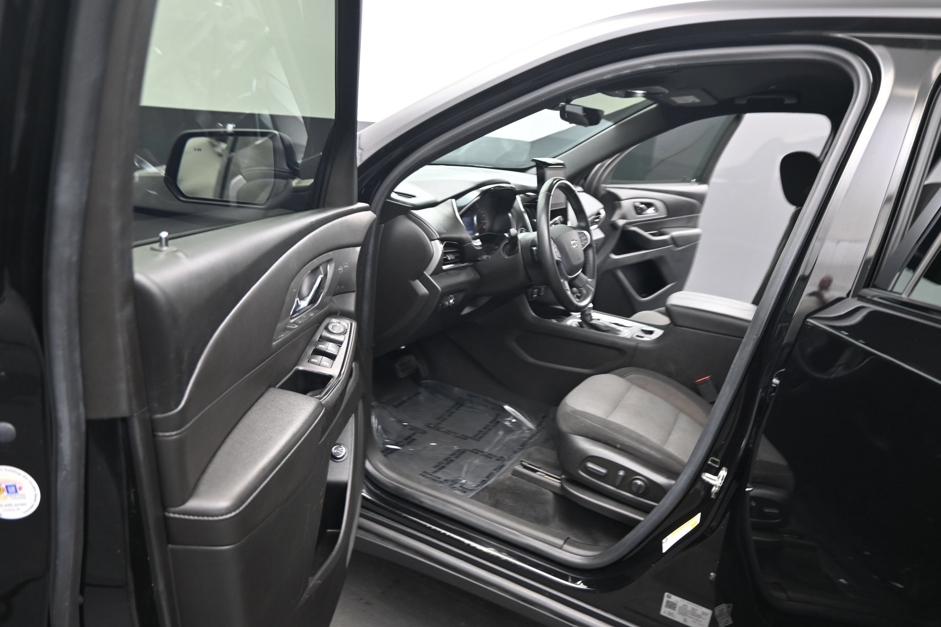Used 2023 Chevrolet Traverse LT FWD image 18