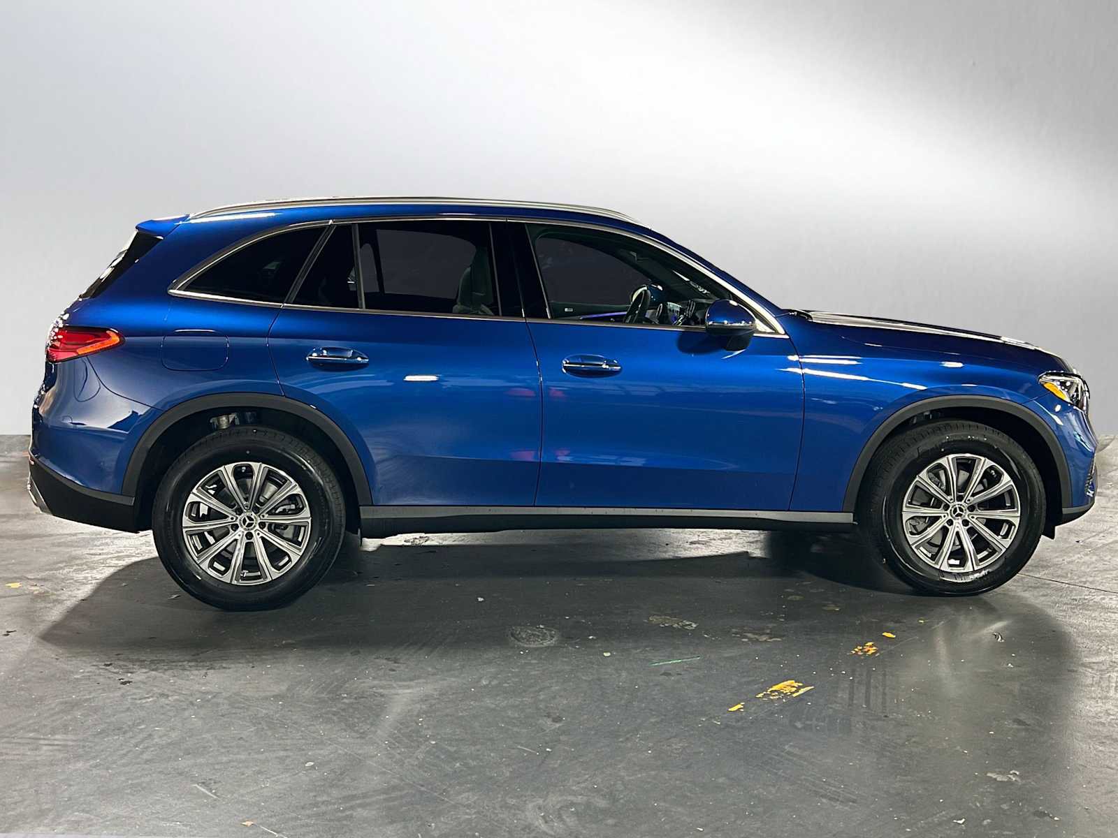 Used 2025 Mercedes-Benz GLC 300 4MATIC image 6