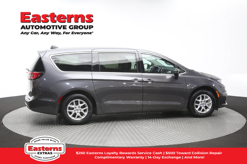 Used 2023 Chrysler Pacifica Touring-L FWD image 46