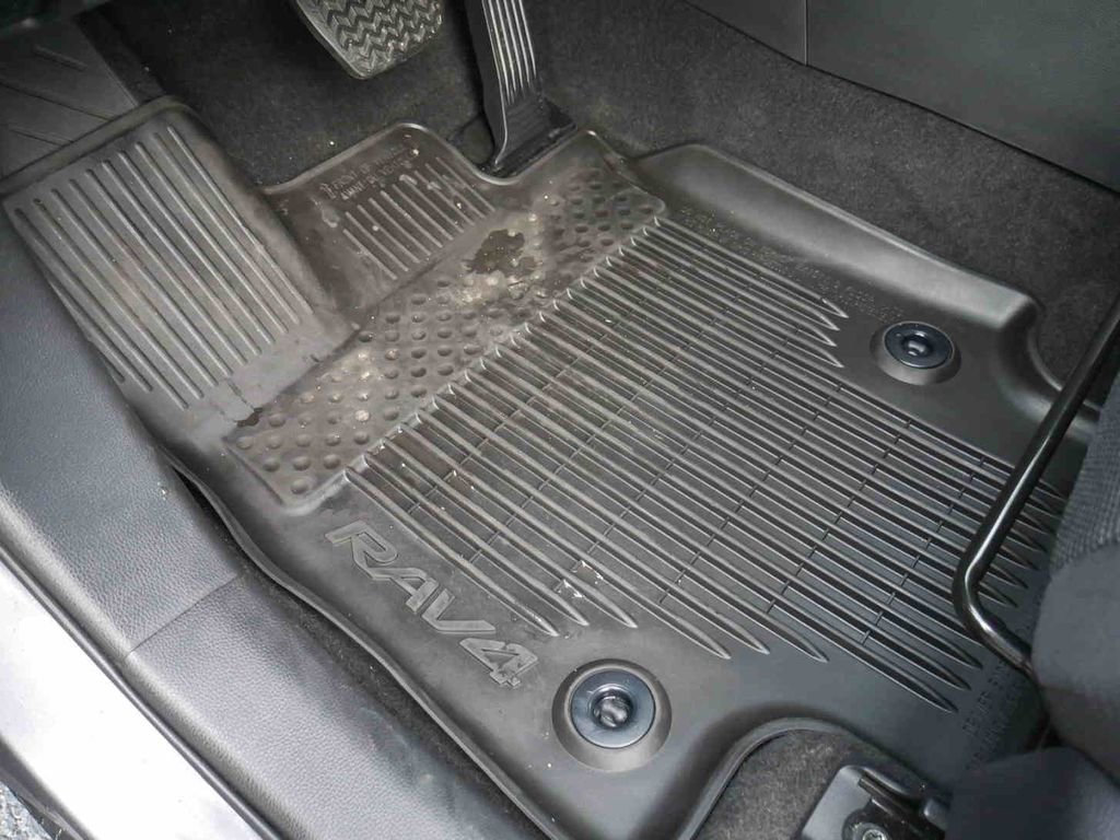 Used 2022 Toyota RAV4 LE image 26