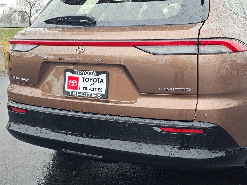 Used 2025 Toyota Crown Signia w/ Advanced Technology Package image 16