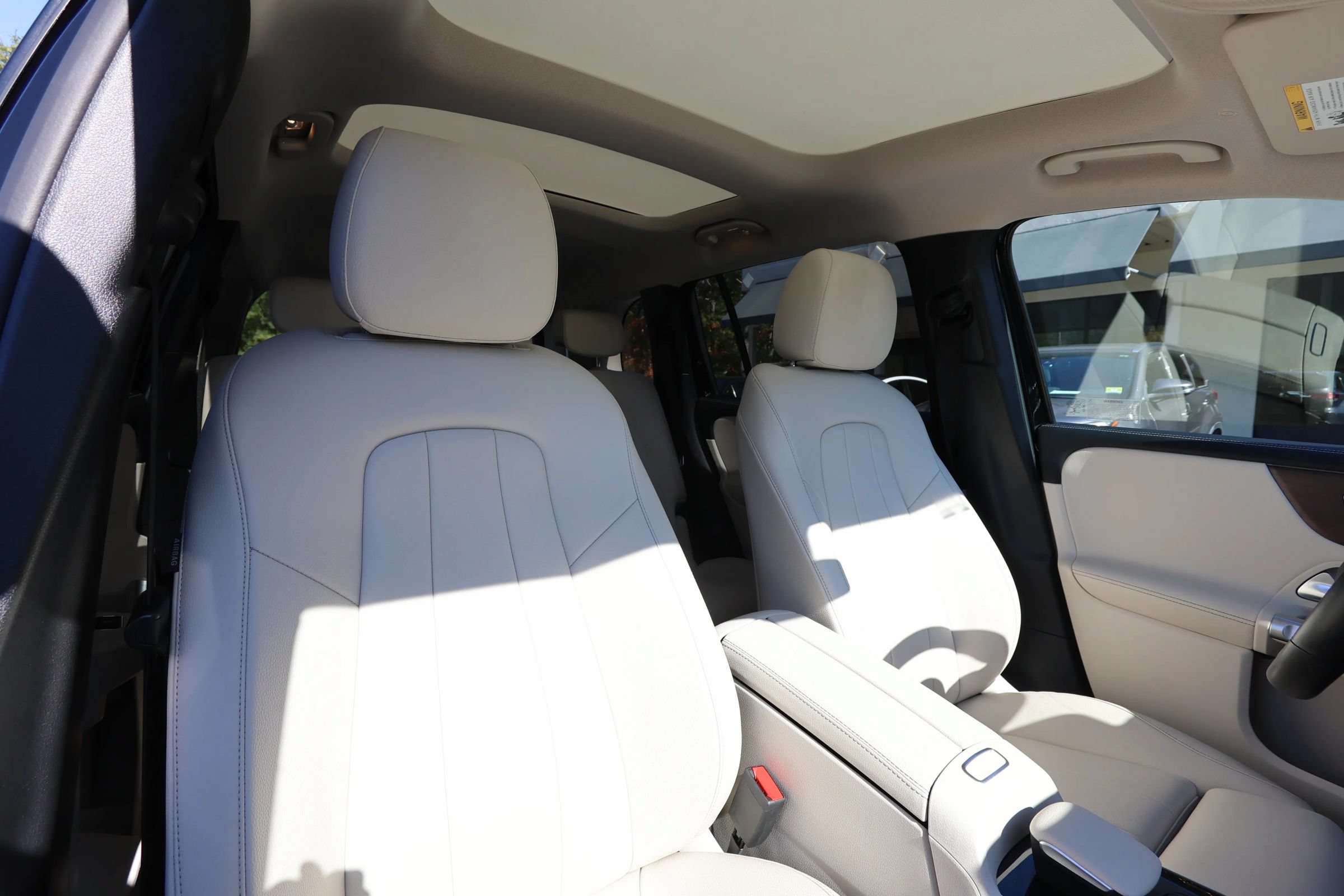 Used 2023 Mercedes-Benz GLB 250 4MATIC w/ Premium Package image 23