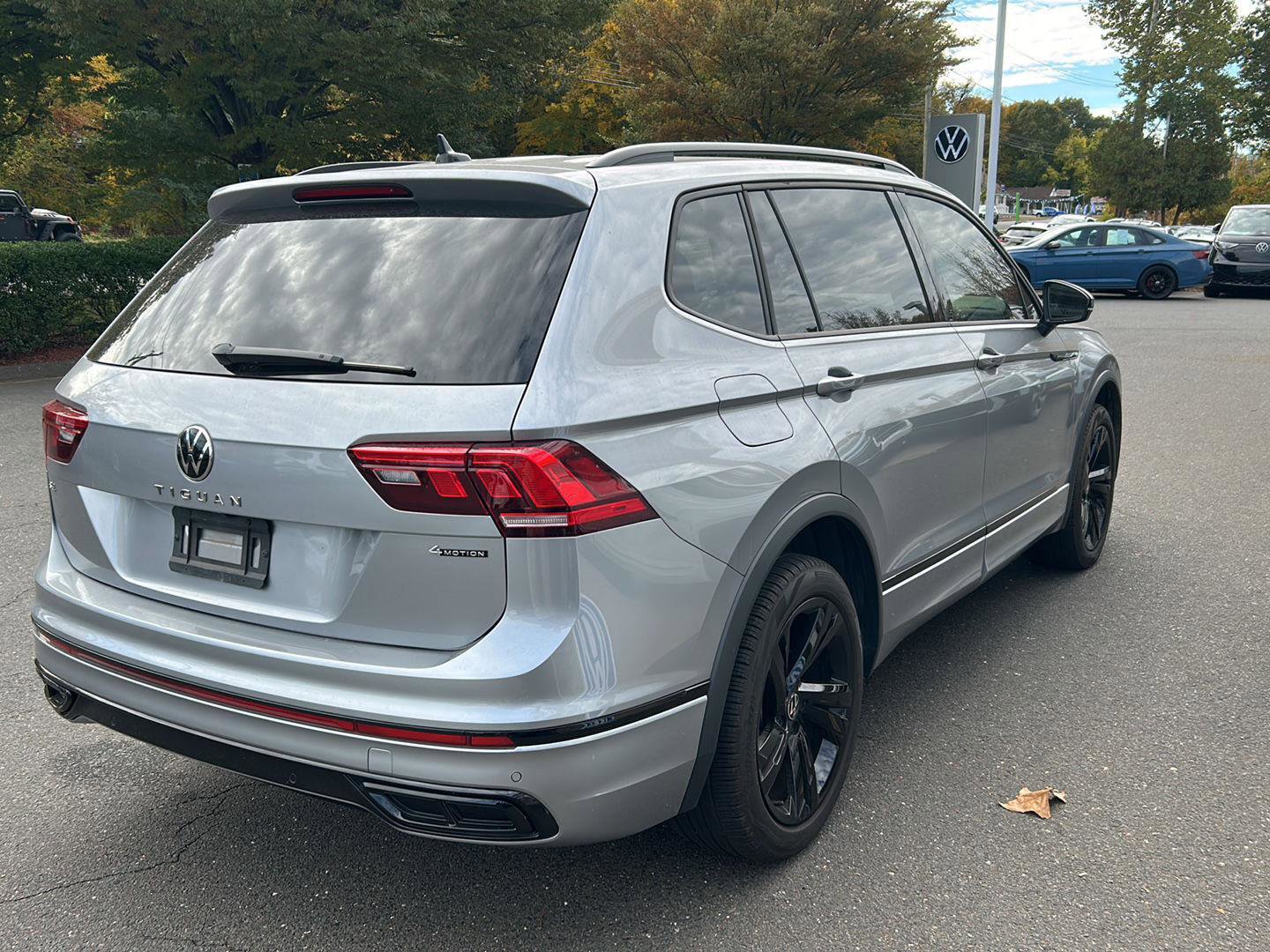 Used 2024 Volkswagen Tiguan SE R-Line image 4