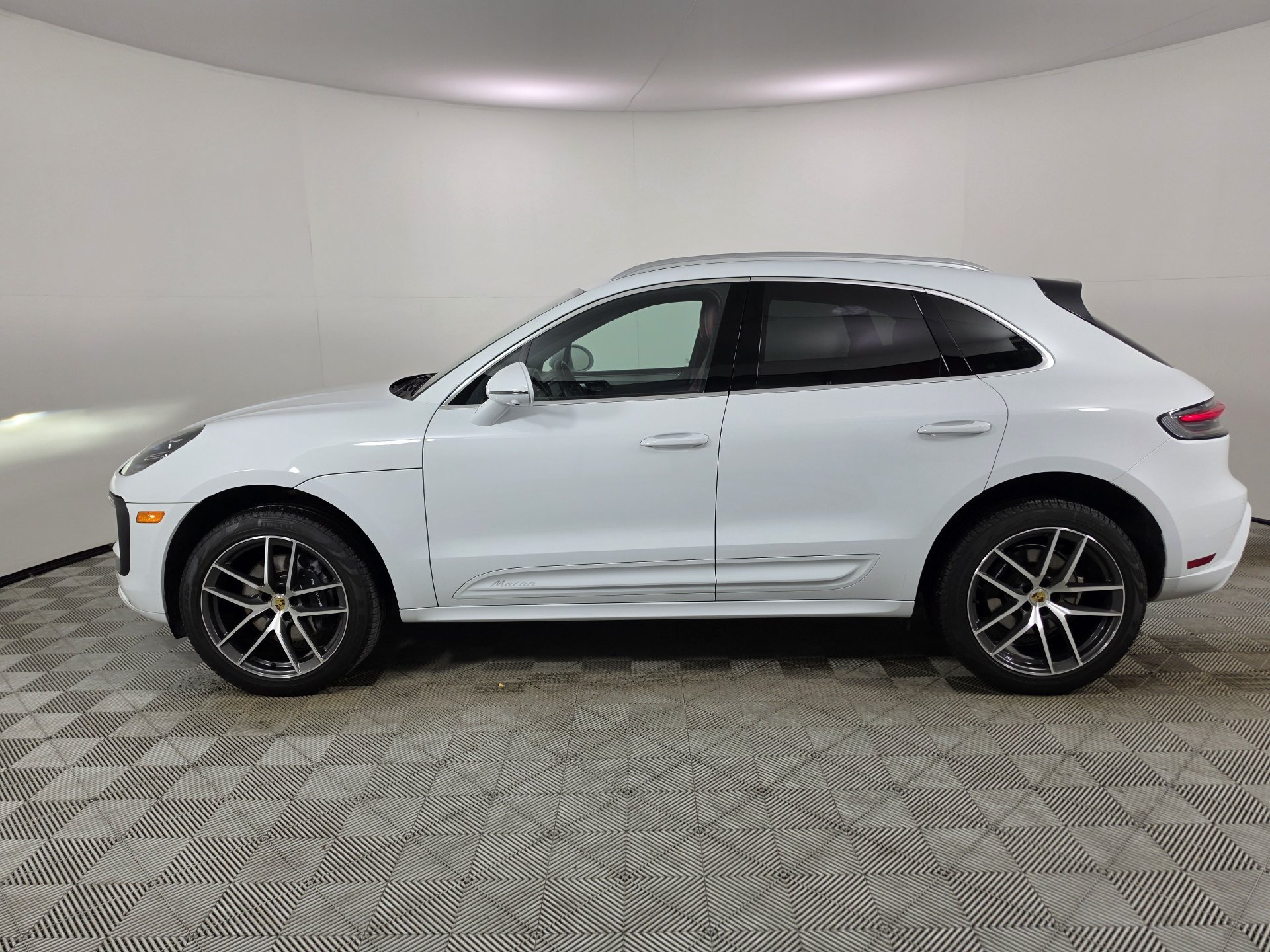 Used 2025 Porsche Macan AWD/4WD image 41