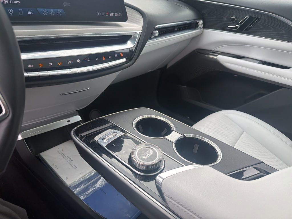 Used 2024 Cadillac Lyriq Luxury image 11