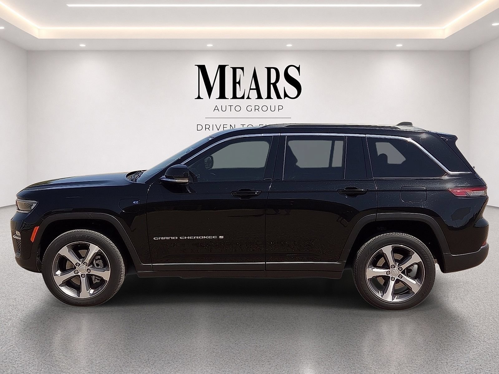 Used 2023 Jeep Grand Cherokee 4WD 4xe image 2
