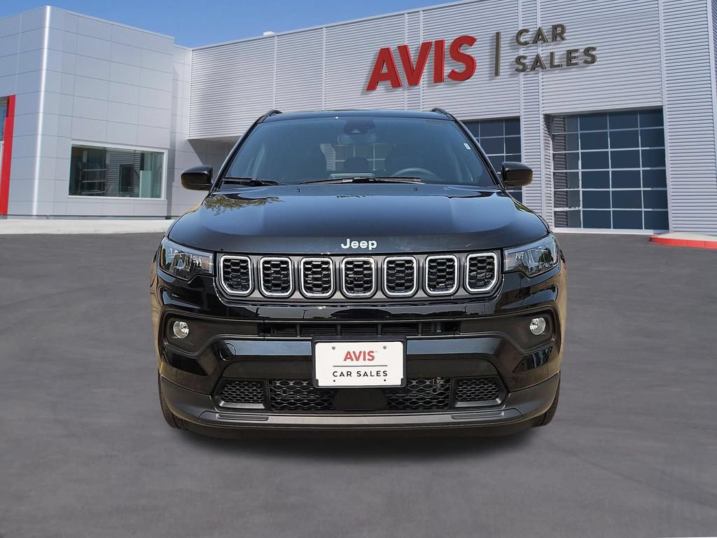 Used 2025 Jeep Compass Latitude AWD/4WD image 2