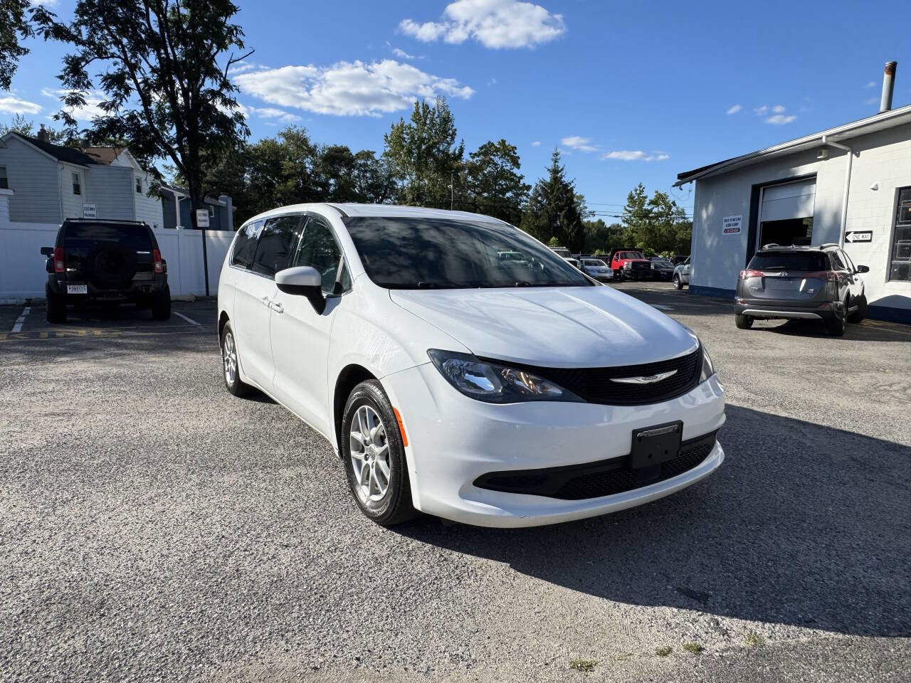 Used 2022 Chrysler Voyager LX image 4