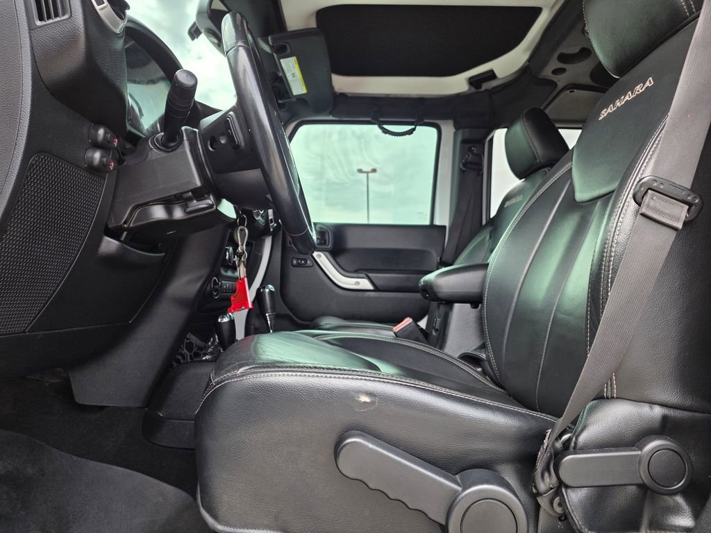 Used 2017 Jeep Wrangler Unlimited Sahara w/ Connectivity Group image 11