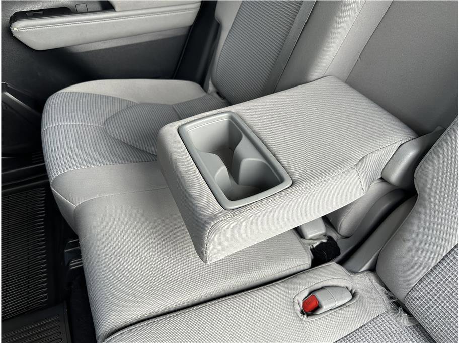 Used 2020 Toyota Highlander LE image 18