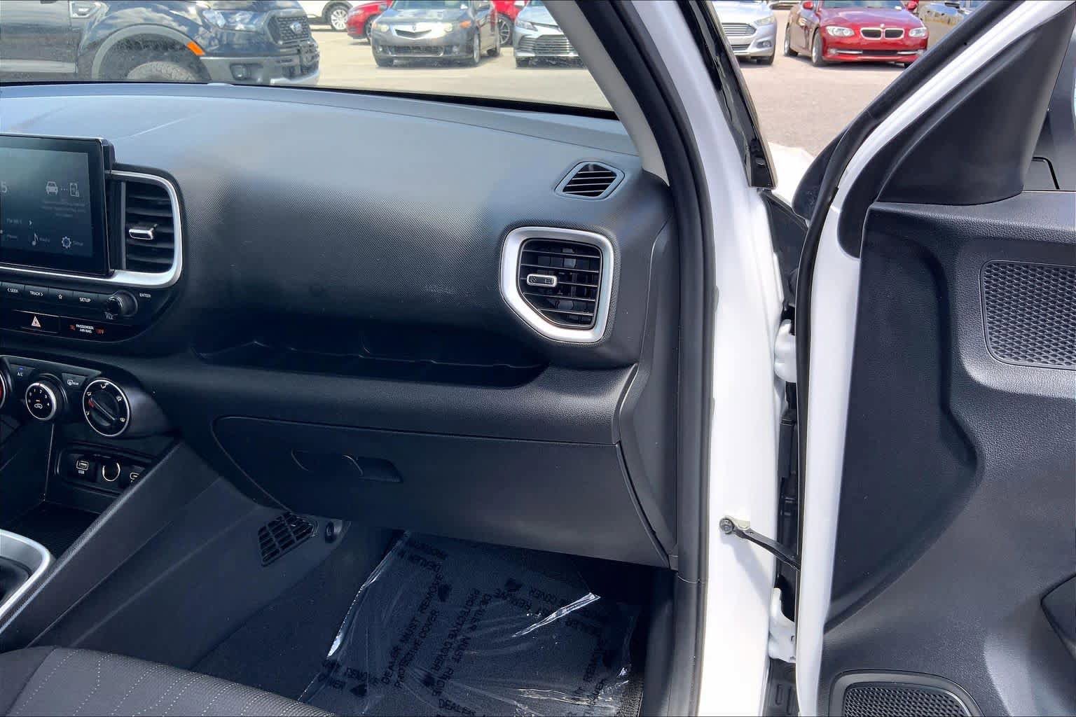 Used 2025 Hyundai Venue SE image 17