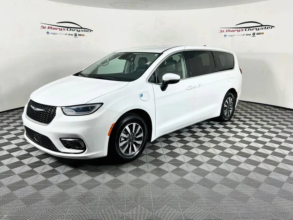 Used 2023 Chrysler Pacifica Touring-L FWD image 4
