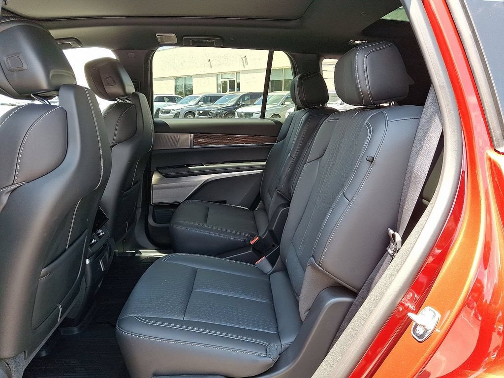 New 2026 Cadillac Vistiq Premium Luxury w/ LPO, Floor Liner Package AWD/4WD image 5