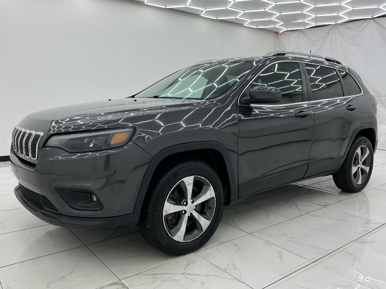 Used 2019 Jeep Cherokee Limited AWD/4WD image 6