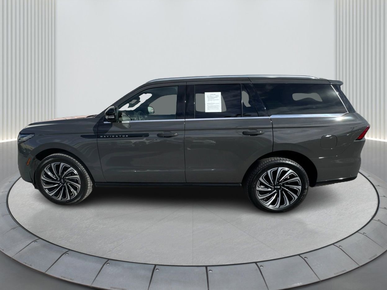 Used 2025 Lincoln Navigator Black Label image 9