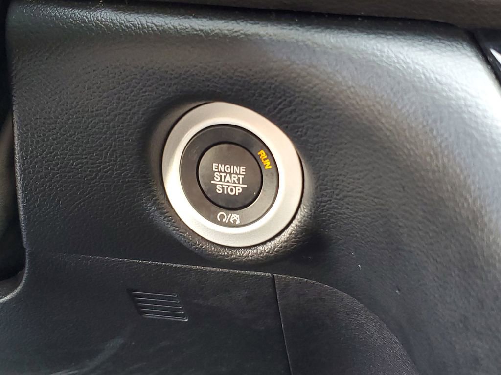 Used 2025 Chrysler Pacifica Select image 18