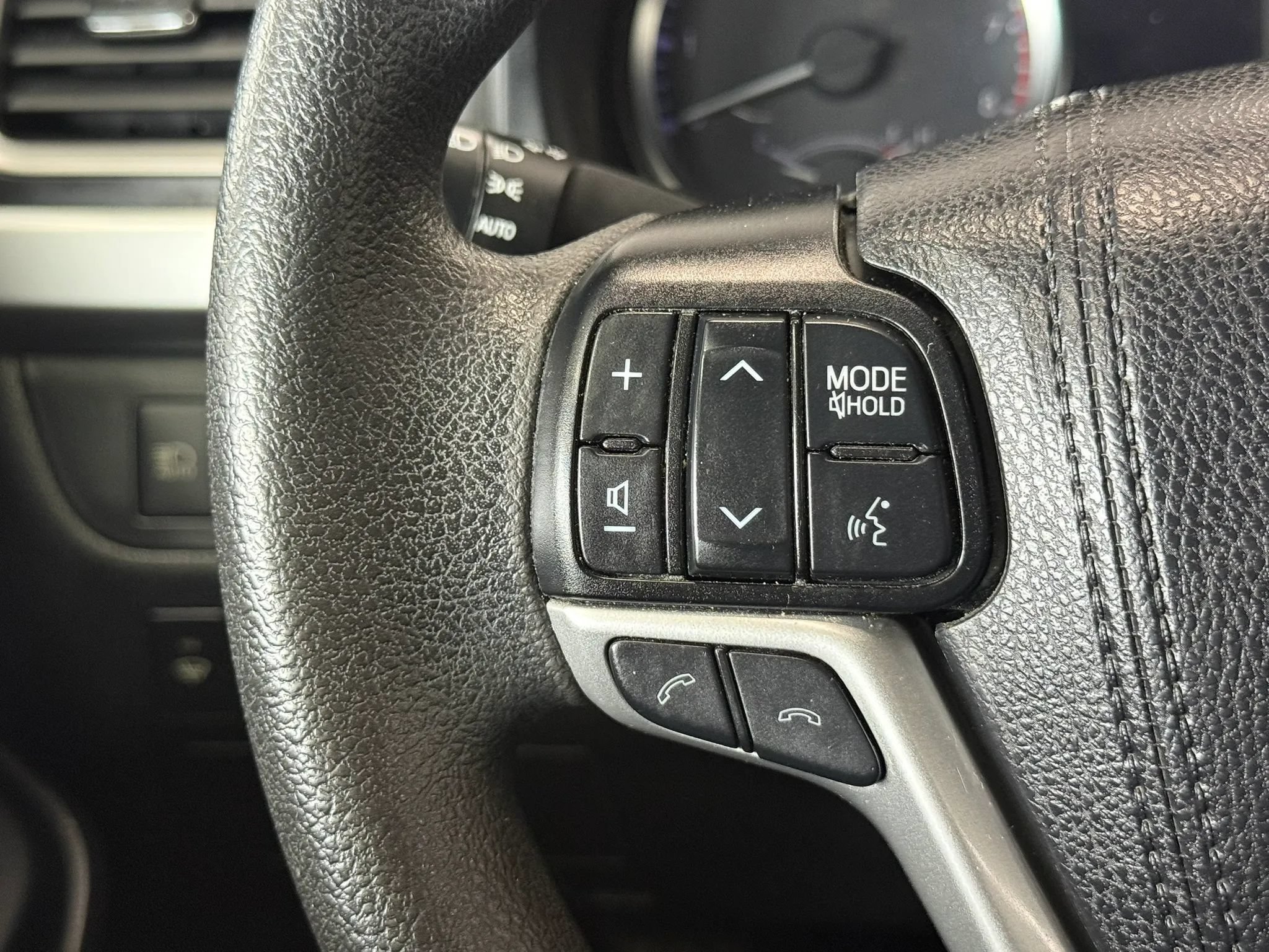 Used 2019 Toyota Highlander LE AWD/4WD image 12