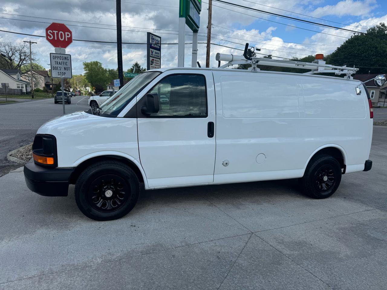 Used 2011 Chevrolet Express 1500 RWD image 2