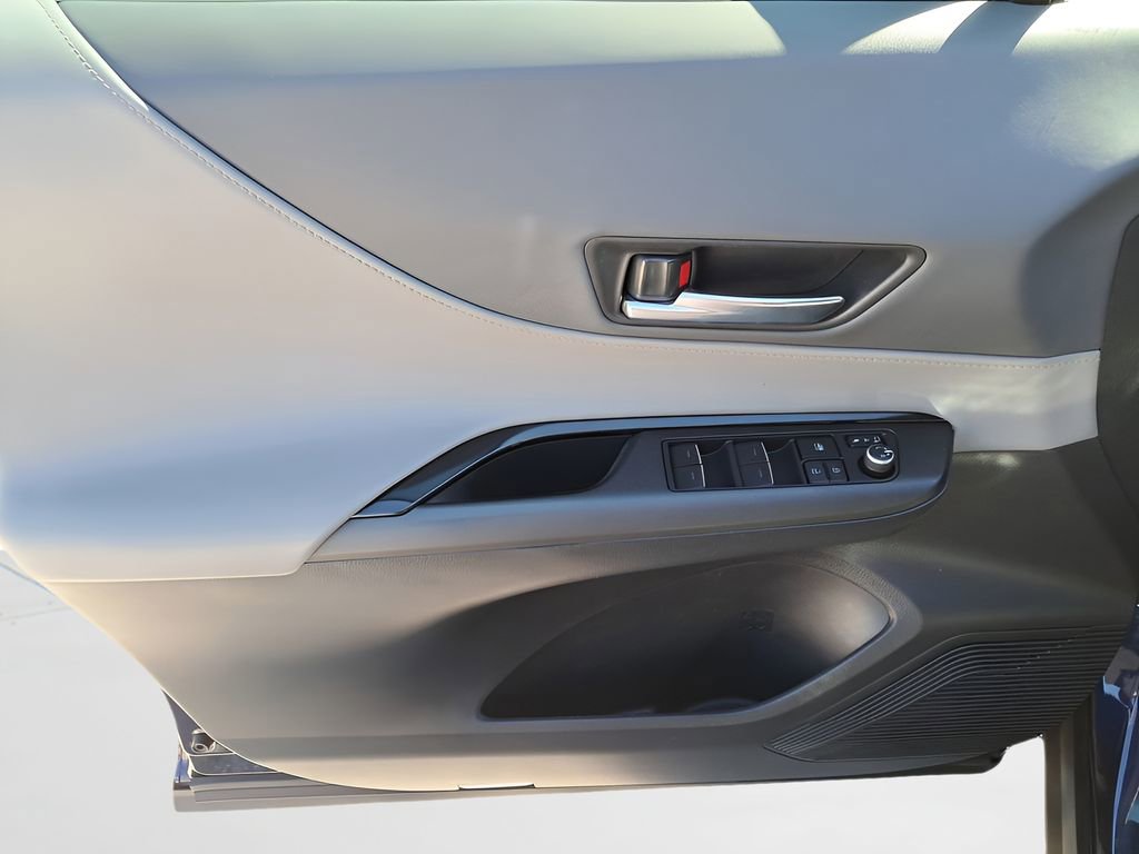 Used 2022 Toyota Venza LE image 14