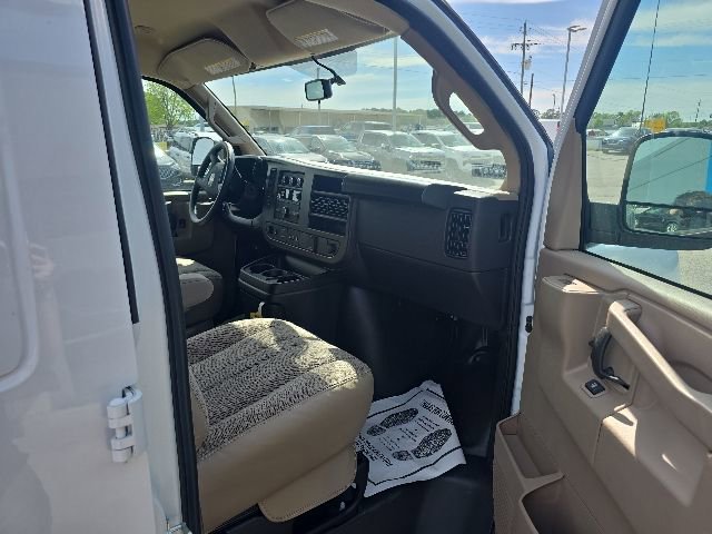 Used 2025 GMC Savana 3500 RWD image 34