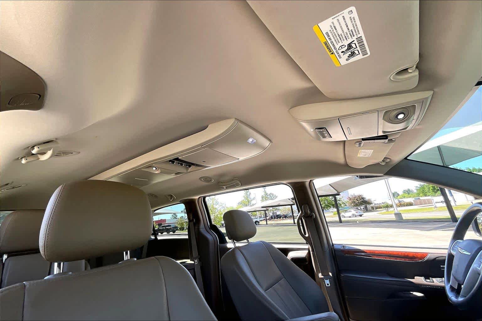 Used 2016 Chrysler Town & Country Touring FWD image 14