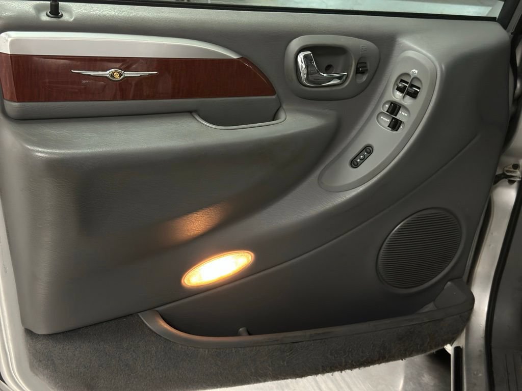 Used 2005 Chrysler Town & Country Limited FWD image 17